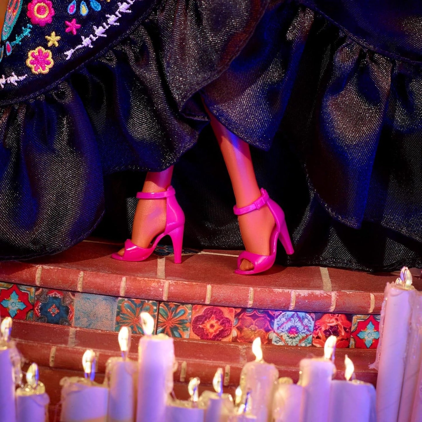Barbie signaturdocka, Día De Muertos 2024 samlarfigur i svart klänning och blå volang överdel, broderat tryck och färgglada tillbehör, HRM72