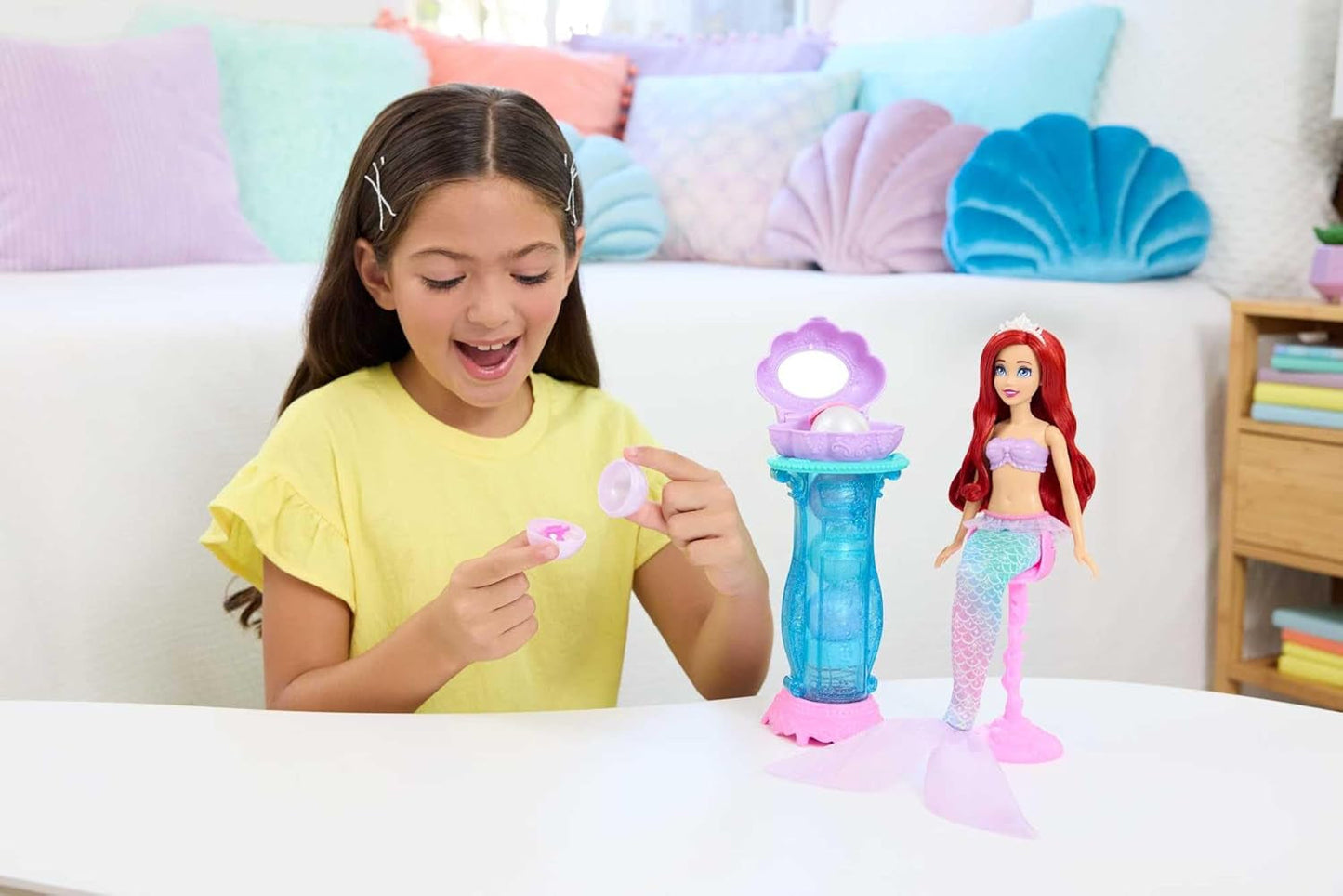 Mattel Disney Princess Toys, Make-up Shell Mermaid Arielle Fashion Doll med avtagbar svans, Makeup bord med 5 repeterbara popup-överraskningar och 5 tillbehör, JBF86 Naty Shop Dolls