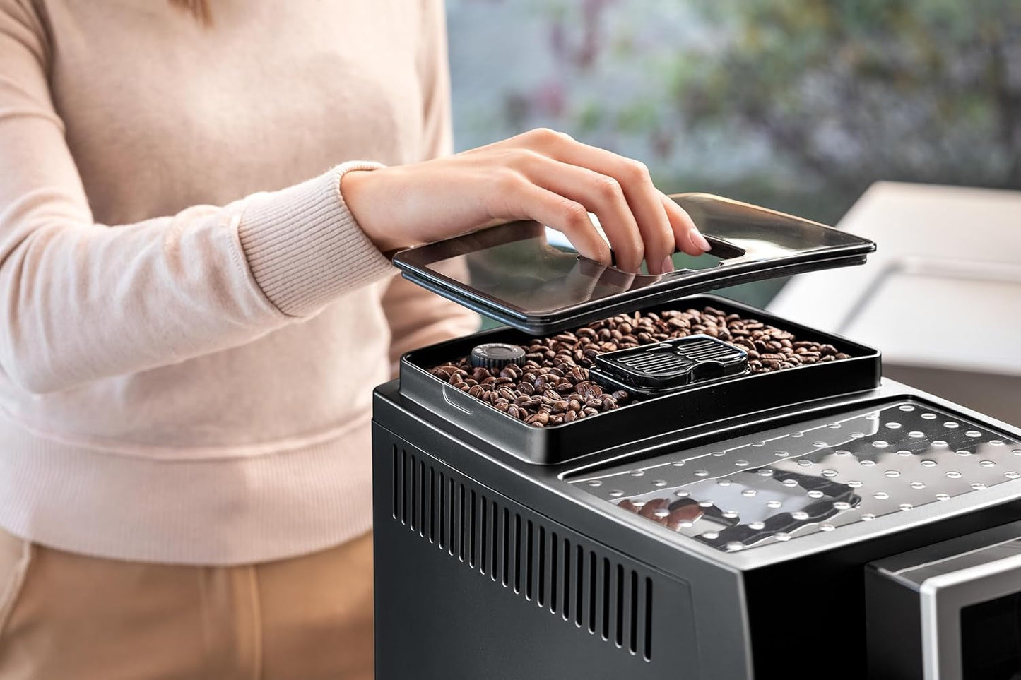 De'Longhi Magnifica S Smart ECAM 230.13.B Helautomatisk espressomaskin med mjölkskummare för cappuccino, espresso, kaffe och långkaffe, direktvalsknappar och vridreglage, 2-koppsfunktion, svart