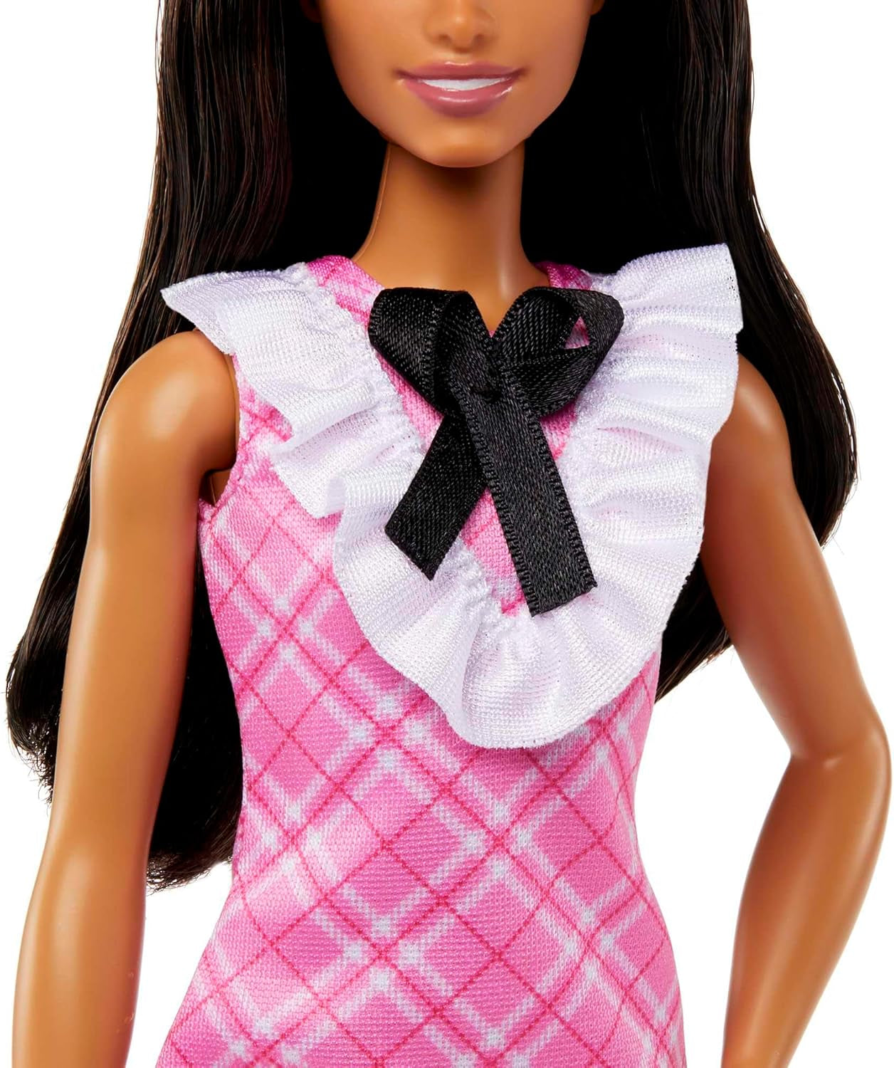 Barbie Fashionistas docka Sporting Svart hår och pärlor pannband bär rosa rutig klänning med svart rosett och volang krage för åldrarna 3 och uppåt HJT06