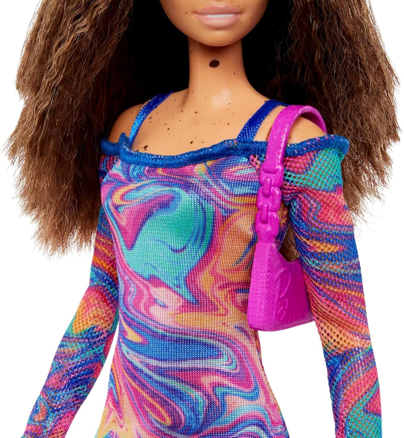 Barbie Fashionistas docka nr. 206 - Vågigt hår och fräknar - Modern regnbågsmarmorklänning, axelväska och gröna skor - för 3 år och uppåt, HJT03