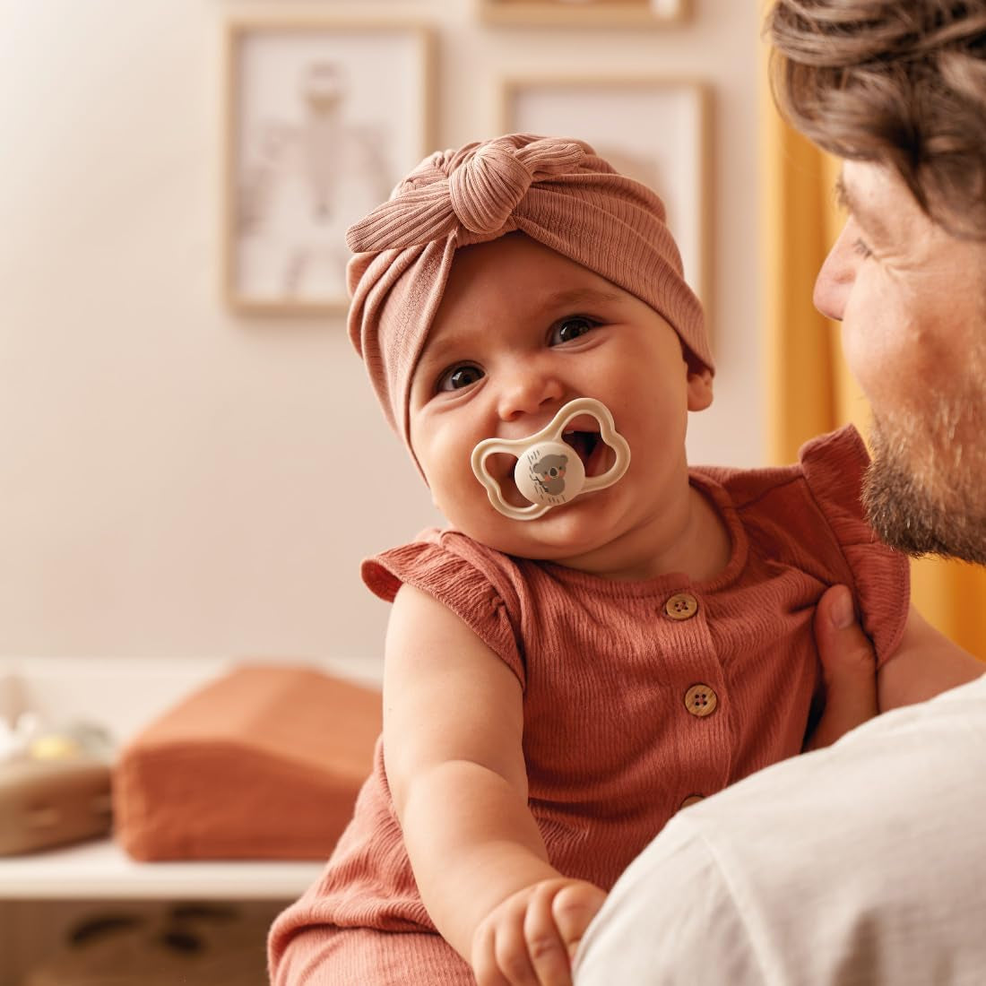 MAM Air Nattnapp 6-16 månader (2-pack) MAM-napp 6-16 månader, glöd i mörkret för känslig hud, babytillbehör 2-pack med silikonnapp och napphållare, neutral/grön