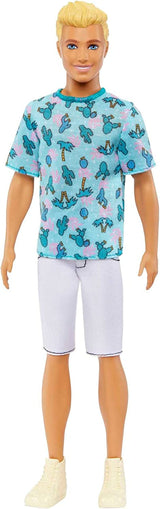 Ken Fashionistas Barbie Doll - T-shirt med kaktus och palmtryck, vita shorts och sneakers, perfekt för äventyr med vänner och promenader runt staden, för barn från 3 år och uppåt, HJT10 Naty Shop Dolls Ken Blue Shirt