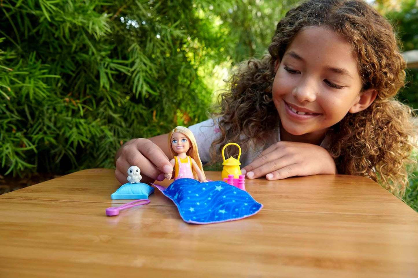 Barbie Chelsea-serien, Chelsea Doll Camping med blont hår, Husdjursuggla, Sovsäck, Kudde, Ficklampa, Kikare, Campingtillbehör, Barnpresent, Leksak för 3 år och uppåt, HDF77
