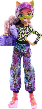 Monster High Scare Adise Island Clawdeen Wolf docka med baddräkt, joggingbyxor och strandtillbehör som visir, vattenflaska och bok