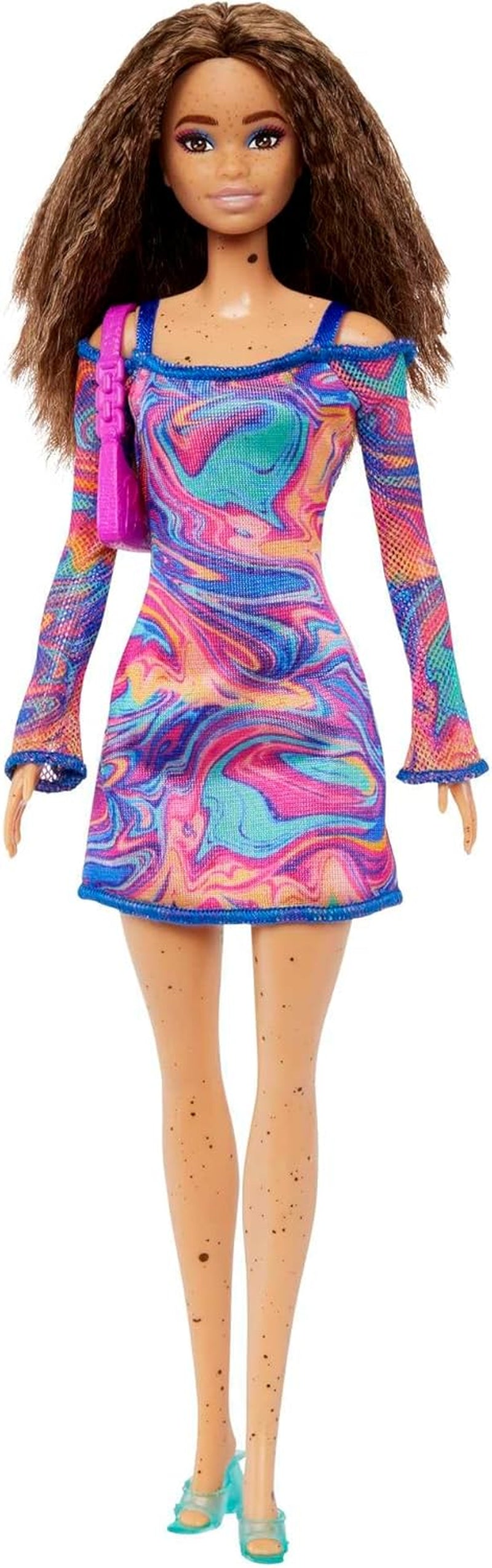 Barbie Fashionistas docka nr. 206 - Vågigt hår och fräknar - Modern regnbågsmarmorklänning, axelväska och gröna skor - för 3 år och uppåt, HJT03