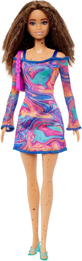 Barbie Fashionistas docka nr. 206 - Vågigt hår och fräknar - Modern regnbågsmarmorklänning, axelväska och gröna skor - för 3 år och uppåt, HJT03