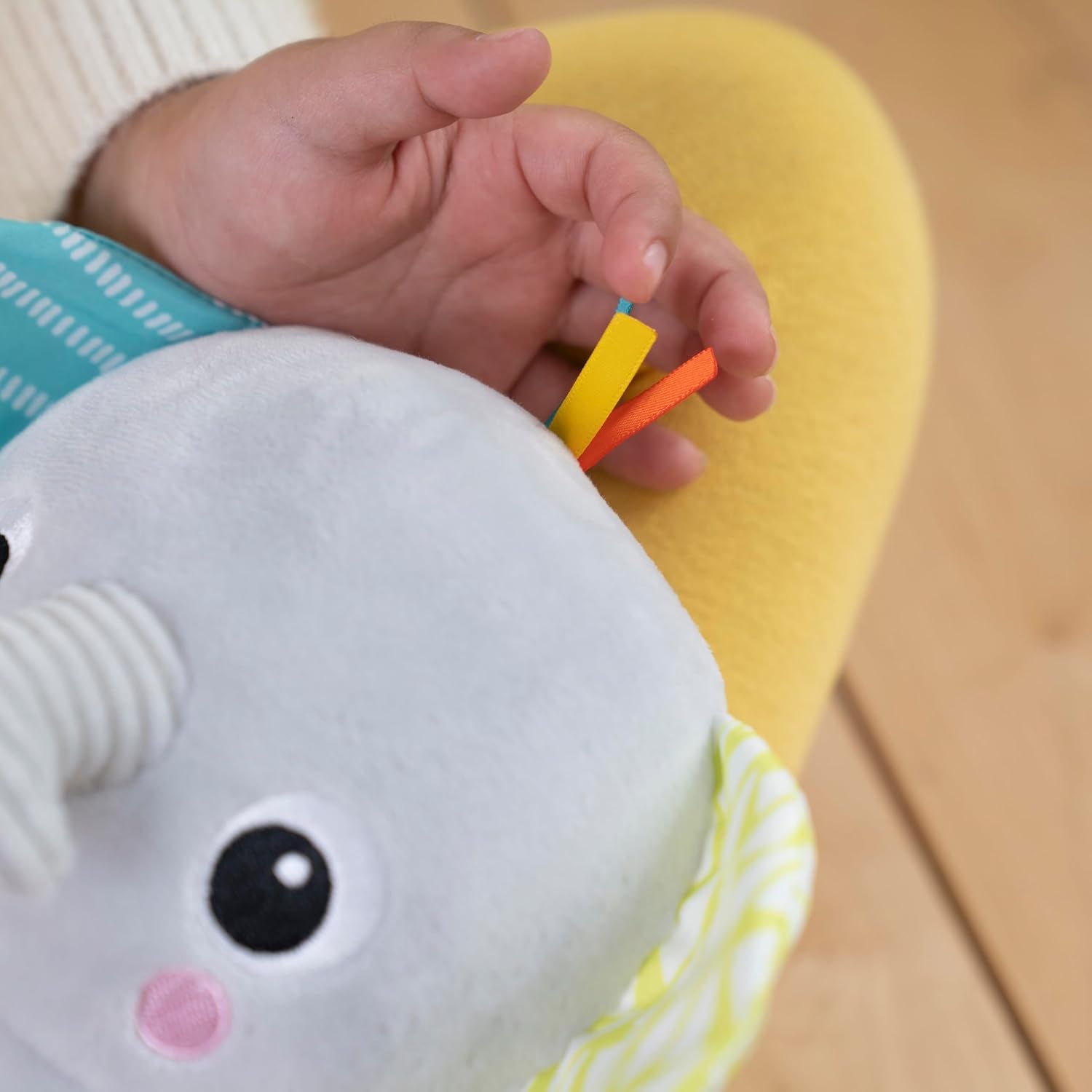 Bright Starts, Kram-a-bye babyelefantleksak med lampor, sånger, olika texturer och mer, flerfärgade Toys Bebe Naty Shop