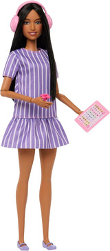 Barbie Fashionistas docka nr. 245, autistisk docka med lila randig klänning och tillbehör som fidget spinner, surfplatta och hörlurar, JJN58