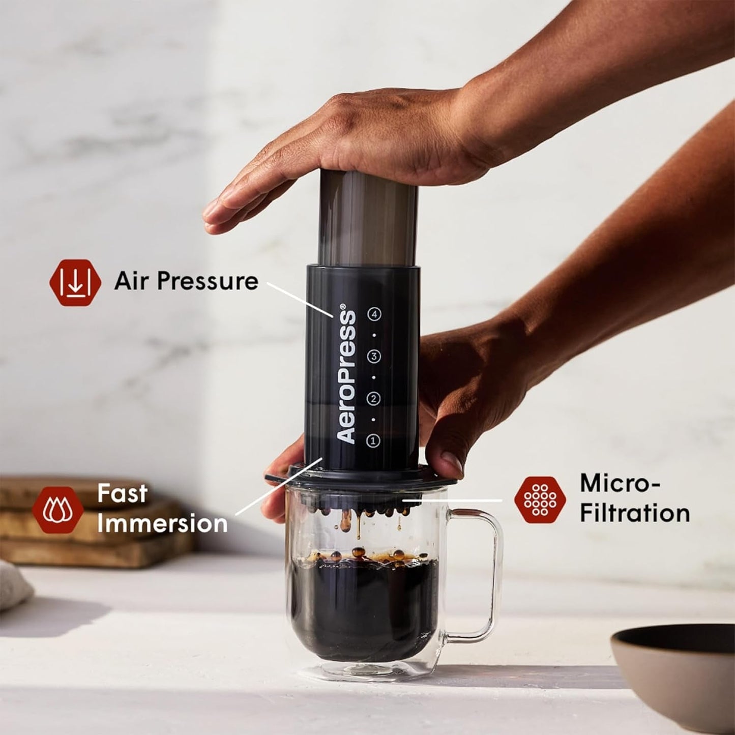 AeroPress original kaffe- och espressobryggare, bärbar kaffebryggare på baristanivå med kammare, kolv och filter, snabbkaffe- och espressobryggare