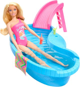 Barbiedocka och tillbehör - pool med rutschkana och tillbehör för timmar av nöje i solen, rosa baddräkt med tropisk design, för barn från 3 år och uppåt, HRJ74