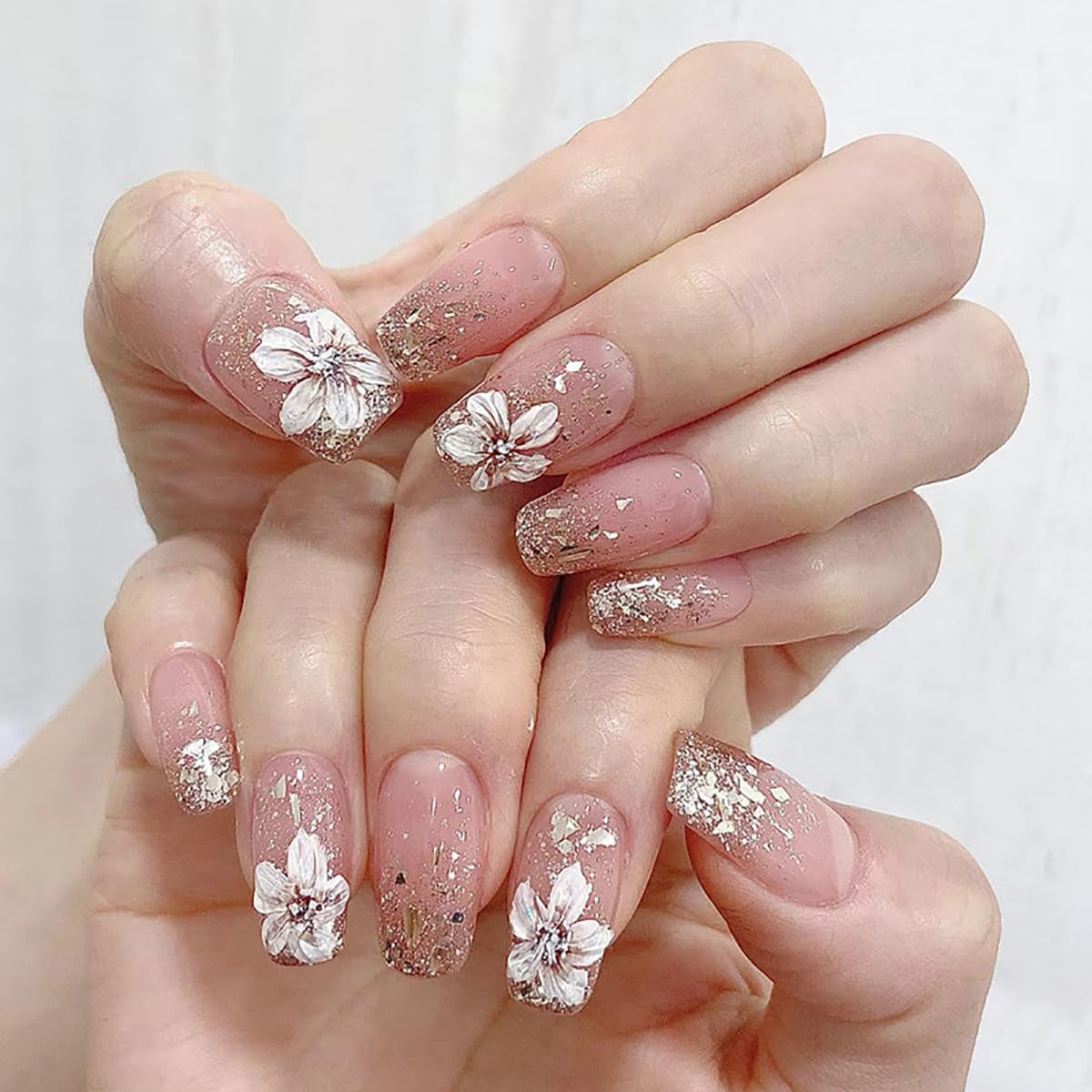 Konstgjorda naglar Naturligt Glitter Kort Press På Akryl Självhäftande Glitternaglar För Kvinnor Flickor Nail Art Accessoarer 48st