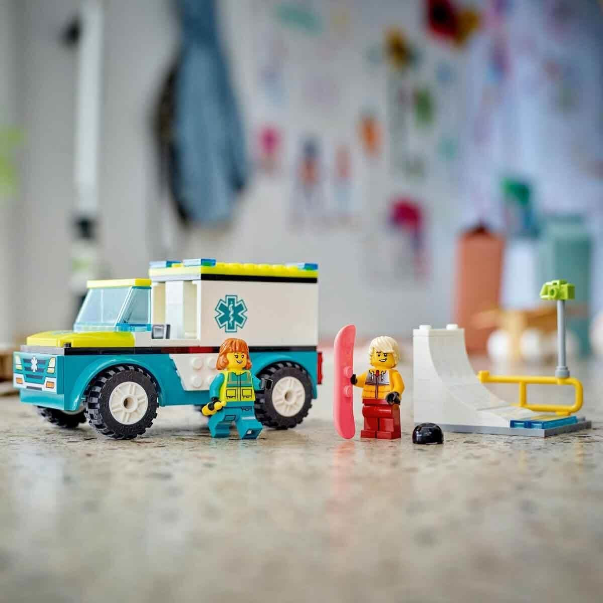 LEGO City Ambulans och Snowboardåkare, Ambulanslekset med leksaksbil och 2 minifigurer, Snowboardåkare och Paramedic Figur, fantasifull present till pojkar och flickor från 4 år 60403 Byggset Besuche den LEGO-Store