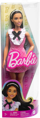 Barbie Fashionistas docka Sporting Svart hår och pärlor pannband bär rosa rutig klänning med svart rosett och volang krage för åldrarna 3 och uppåt HJT06