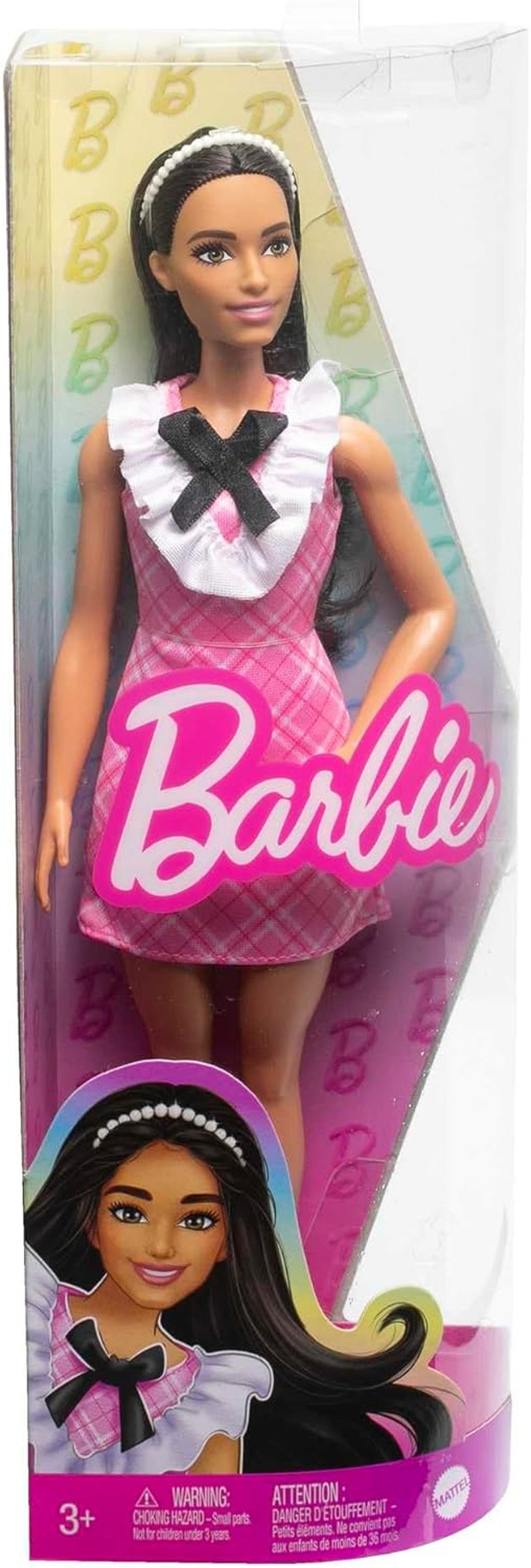 Barbie Fashionistas docka Sporting Svart hår och pärlor pannband bär rosa rutig klänning med svart rosett och volang krage för åldrarna 3 och uppåt HJT06