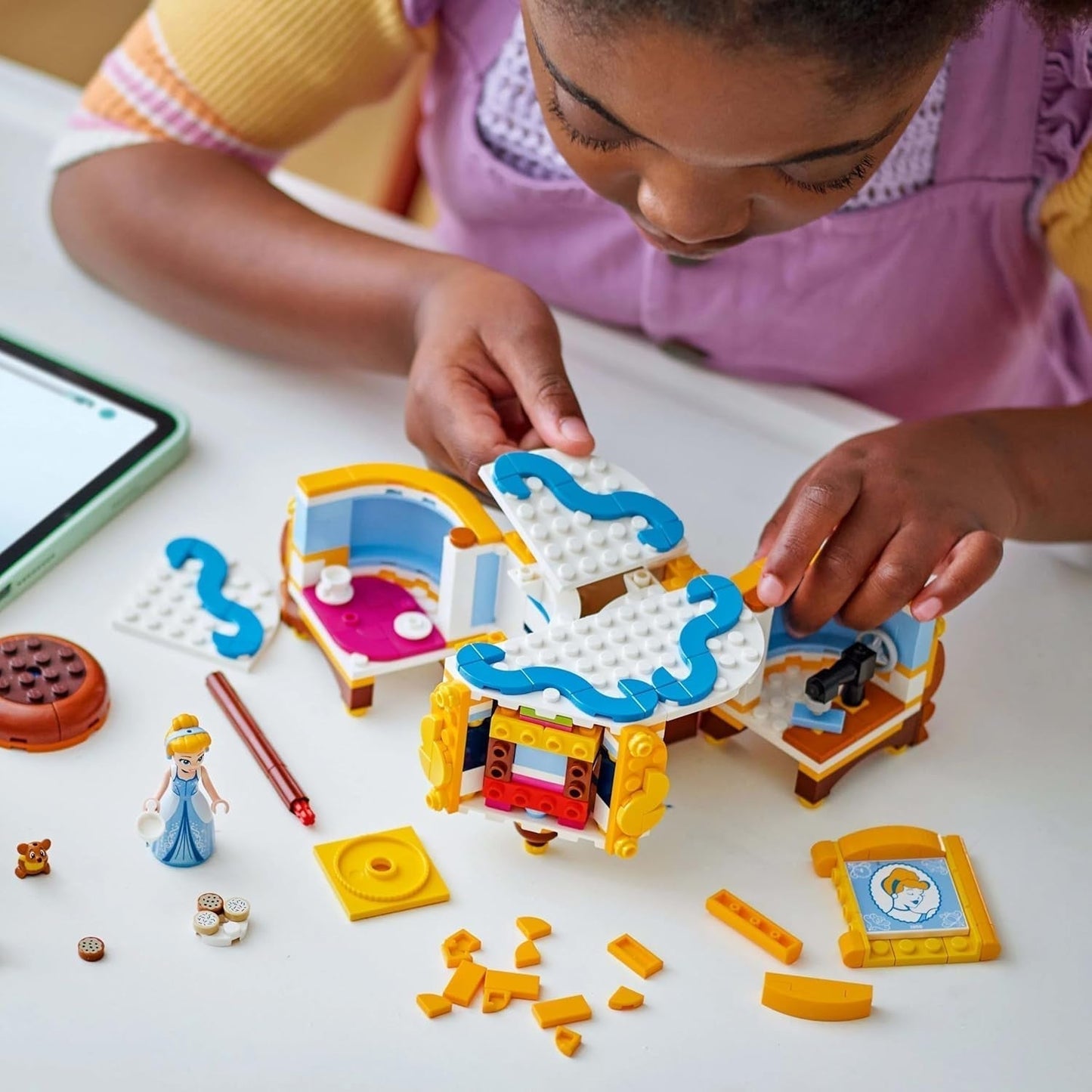 LEGO Ç€ Disney Princess Askungen klänning, leksak för pojkar och flickor från 9 år - innehåller en klädhängare, en Cinderella minidocka och en musfigur - Creative Playset 43266 Byggset Beuche den LEGO-Store