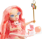 Rainbow High Fashion Doll - Pinkly Paige - Rosa modedocka i en modeoutfit - med glasögon och över 10 färgglada lektillbehör - Idealisk för 4-12 åringar och samlare