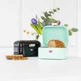 Wesco Mini Grandy brödbehållare i rosa, pulverlackerad stålplåt, ventilationshål och robusta handtag Matförvaringslådor Naty Shop