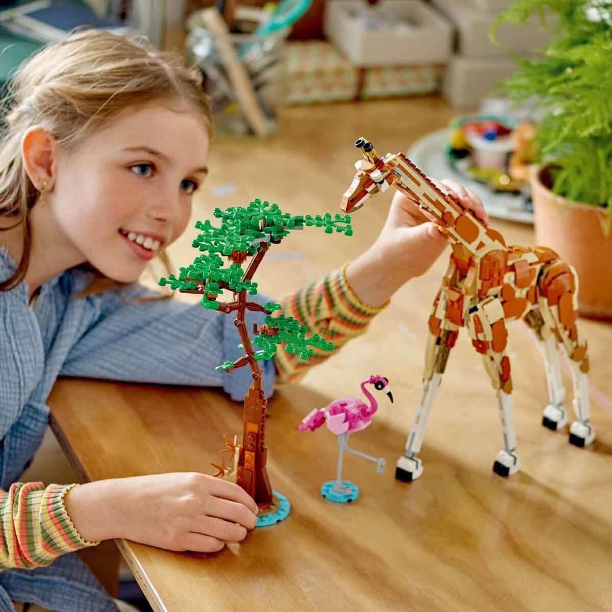 LEGO Creator 3In1 Animal Safari, kreativt set med djurfigurer, 3 byggalternativ: Leksaksgiraff, gasell och lejon, leksaksdjur för flickor och pojkar, naturpresent för barn från 9+ år 31150 Byggset Beuche den LEGO-Store