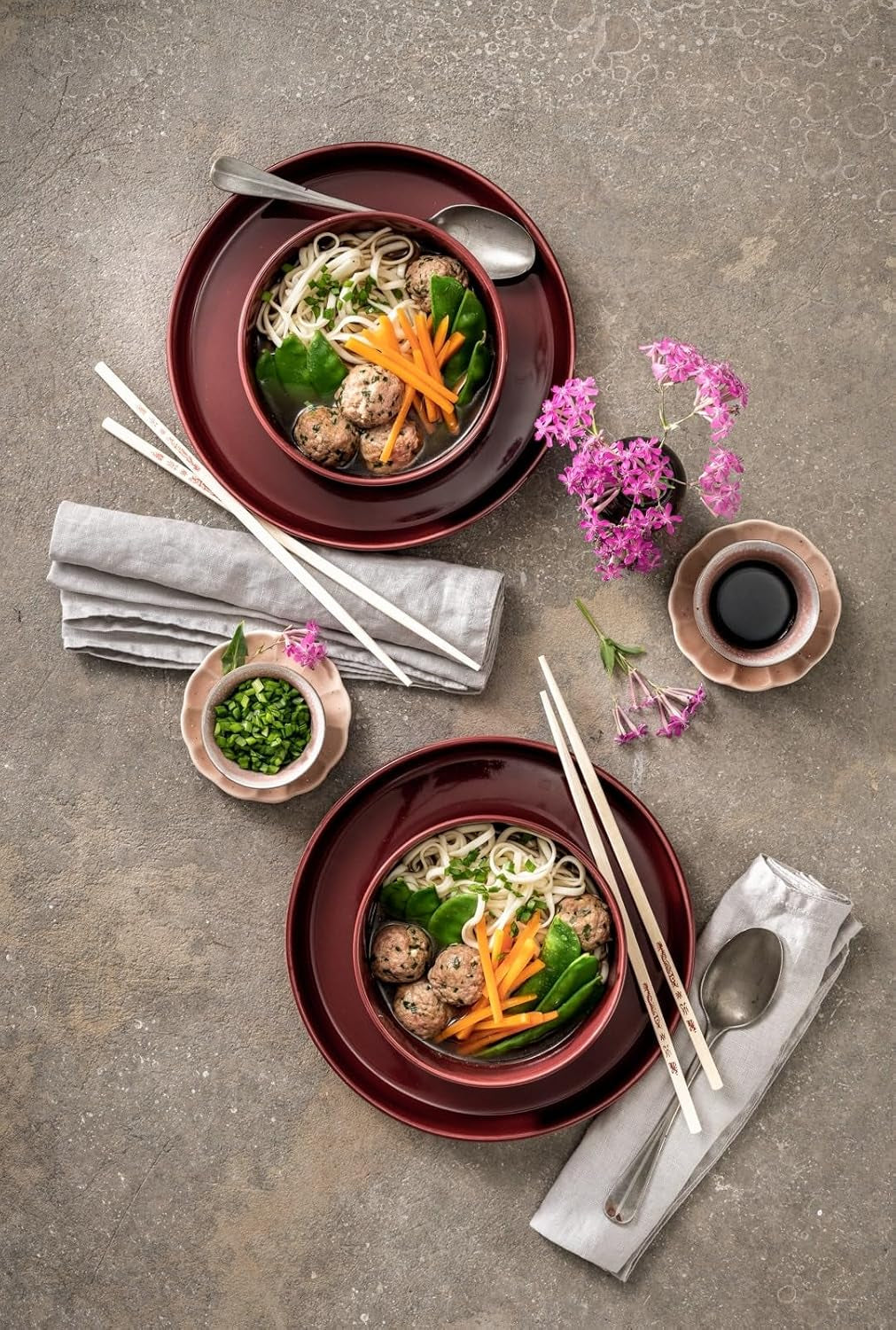 Wan Kwai Ramen Nudlar 300g – Autentisk smak för det asiatiska köket. Mångsidig, snabb att tillaga, ingredienser av hög kvalitet. Perfekt för soppor och wokrätter.