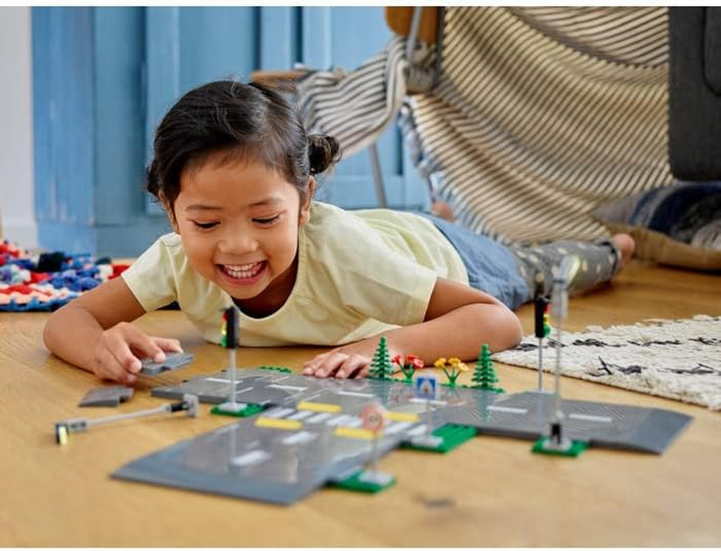LEGO City Road Korsning med trafikljus Byggset med Glow-in-the-Dark-klossar 60304 Byggset Besuche den LEGO-Store