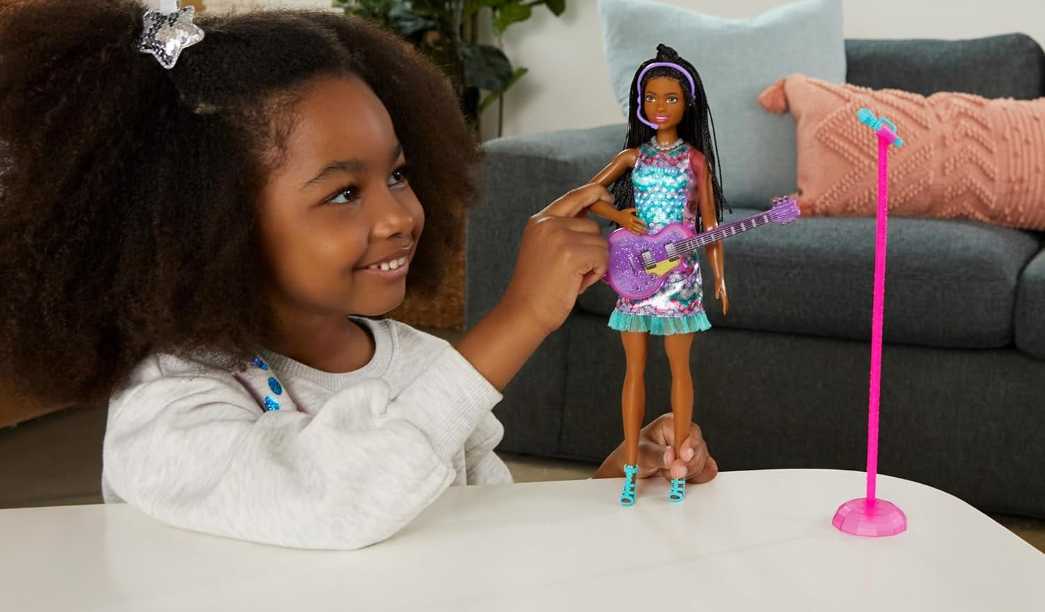 Barbie GYJ22 - gratis scen för Big Dream Brooklyn docka (ca 30 cm, bruna flätor) med filmlåtar, lampor, mikrofon och tillbehör, present till barn från 3 år Naty Shop Dolls