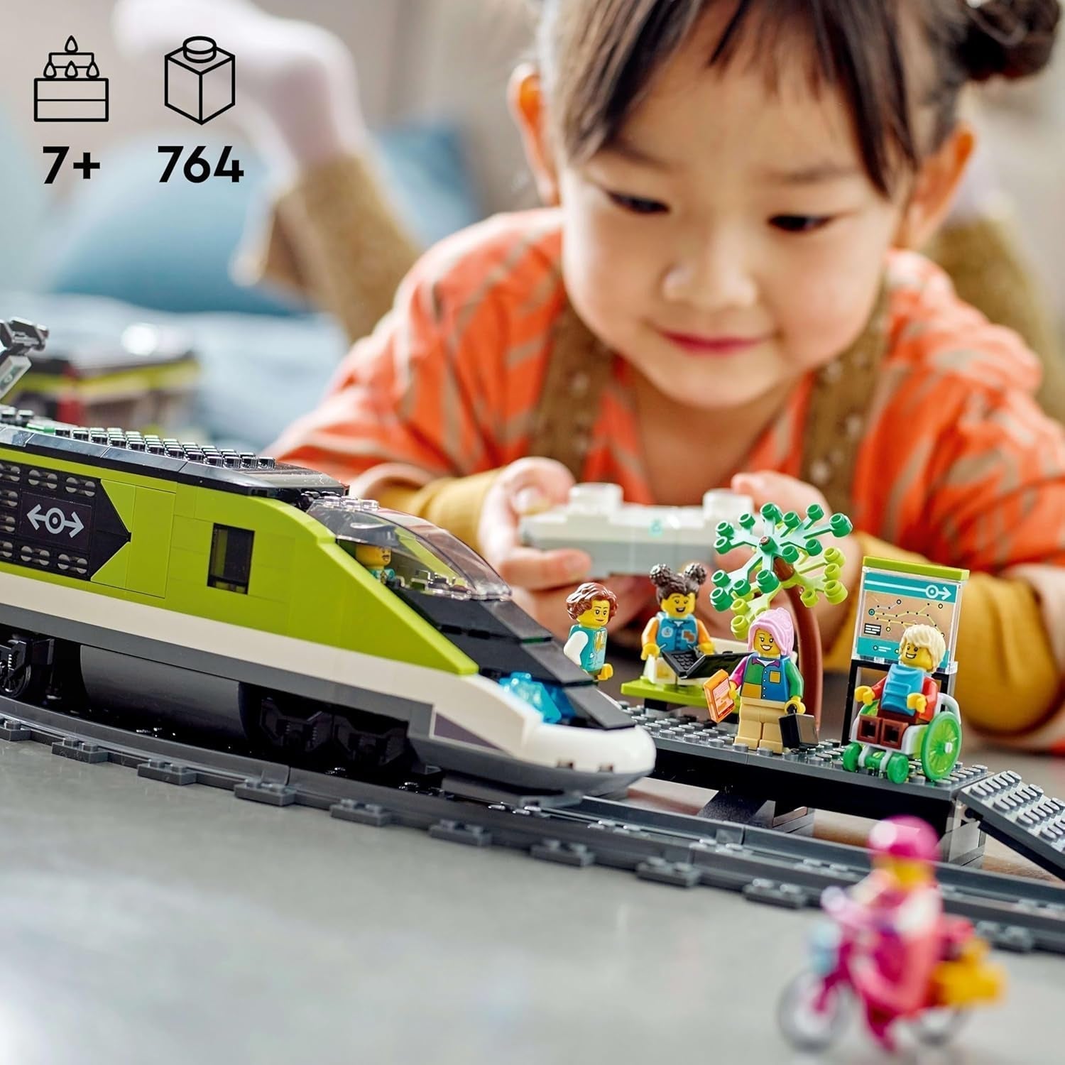 LEGO City Passenger Express Train, fjärrstyrt tågset, järnvägsleksak med strålkastare, 2 vagnar och 24 spårelement, present till barn, pojkar och flickor 60337 Byggset Besuche den LEGO-Store