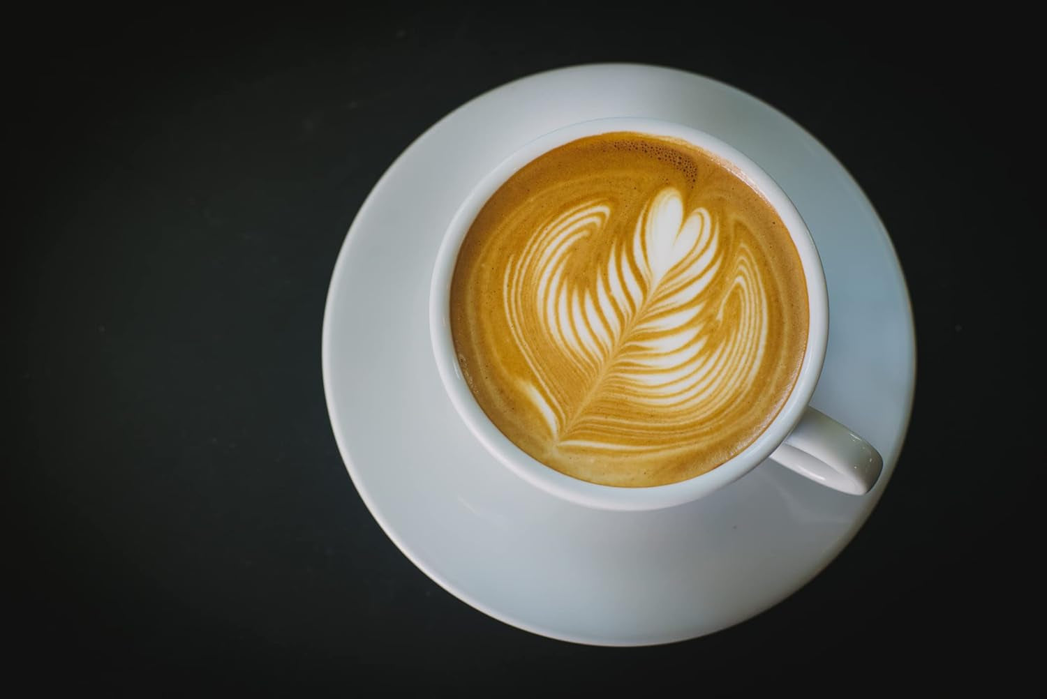 Caffe Crema E Aroma Kaffeebohnen 2kg (4x500g), Barista Kaffee schokoladig und säurearm, Espressobohnen kräftig, Bohnenkaffee mit Arabica und Robusta, fin Crema, ideal für Milchkaffee