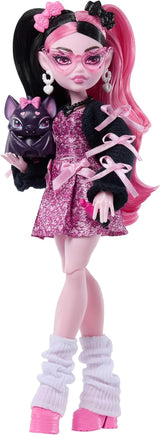 Monster High Doll Draculaura i rosa klänning med rosetter och svart kofta med Count Fabulous Bat och 7 tillbehör inklusive Ramen, läppstift och väska, JHK29