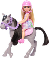 Barbie Chelsea och ponnydocka och ponnyer - Rid under spelet för att sitta säkert på hästen, rosa sadel och stavar, inkluderar hjälm och söt rutig klänning, från 3 år och uppåt, HTK29 Naty Shop Dolls Standardtitel