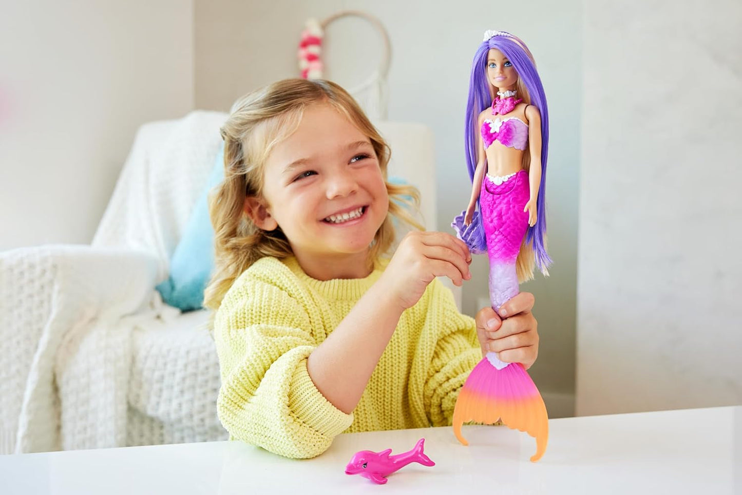 BARBIE sjöjungfrudocka - Inspirerad av tv-serien "Barbie: Hidden Magic" med färgskiftande effekt och accessoarer, 19 cm långt rosa hår för styling, för barn från 3 år och uppåt, HRP97