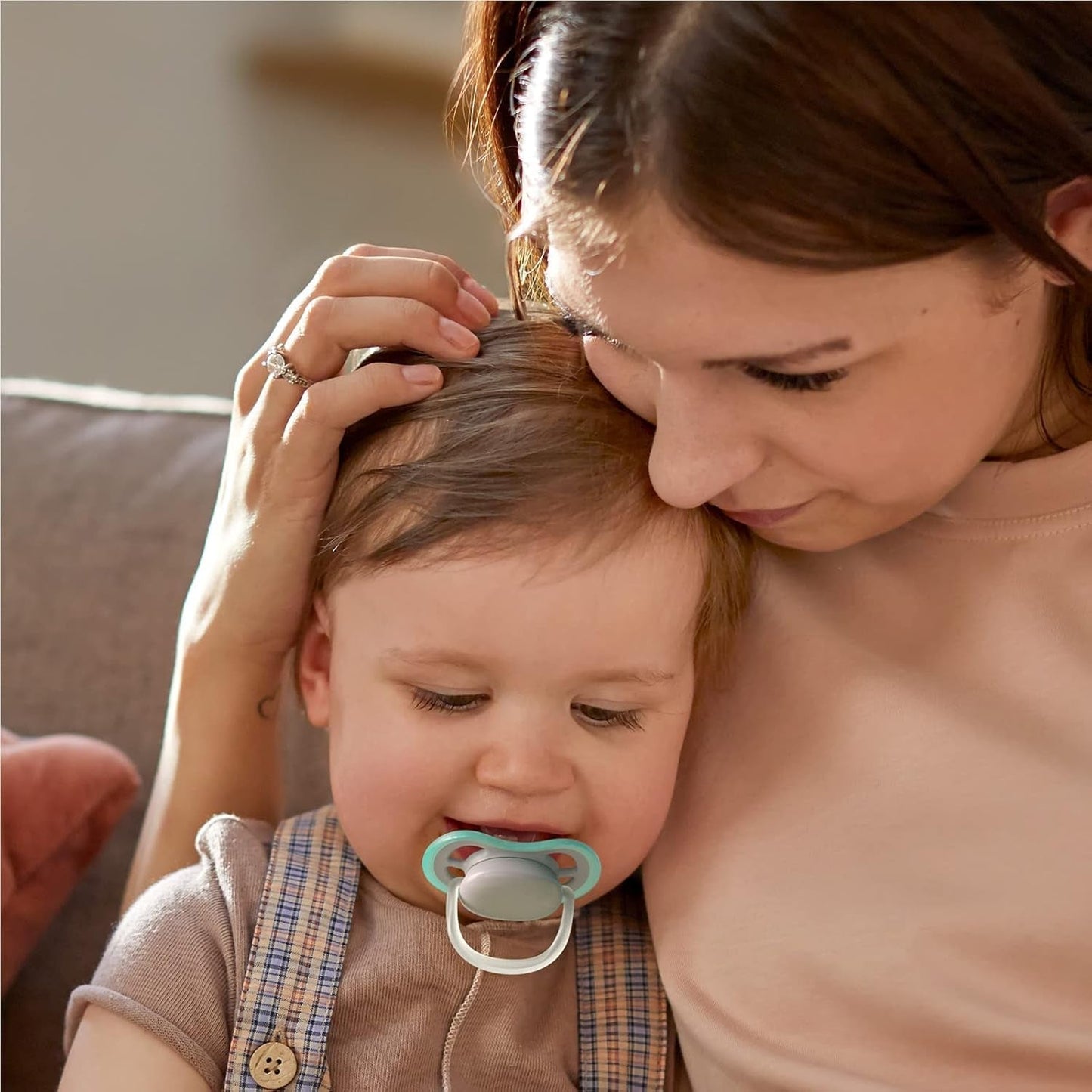 Philips AVENT Set med 4 Ultra Air lätta och andningsbara nappar: 2 nappar som lyser i mörkret och 2 dagnappar, 18 månader+ (modell SCF349/43)
