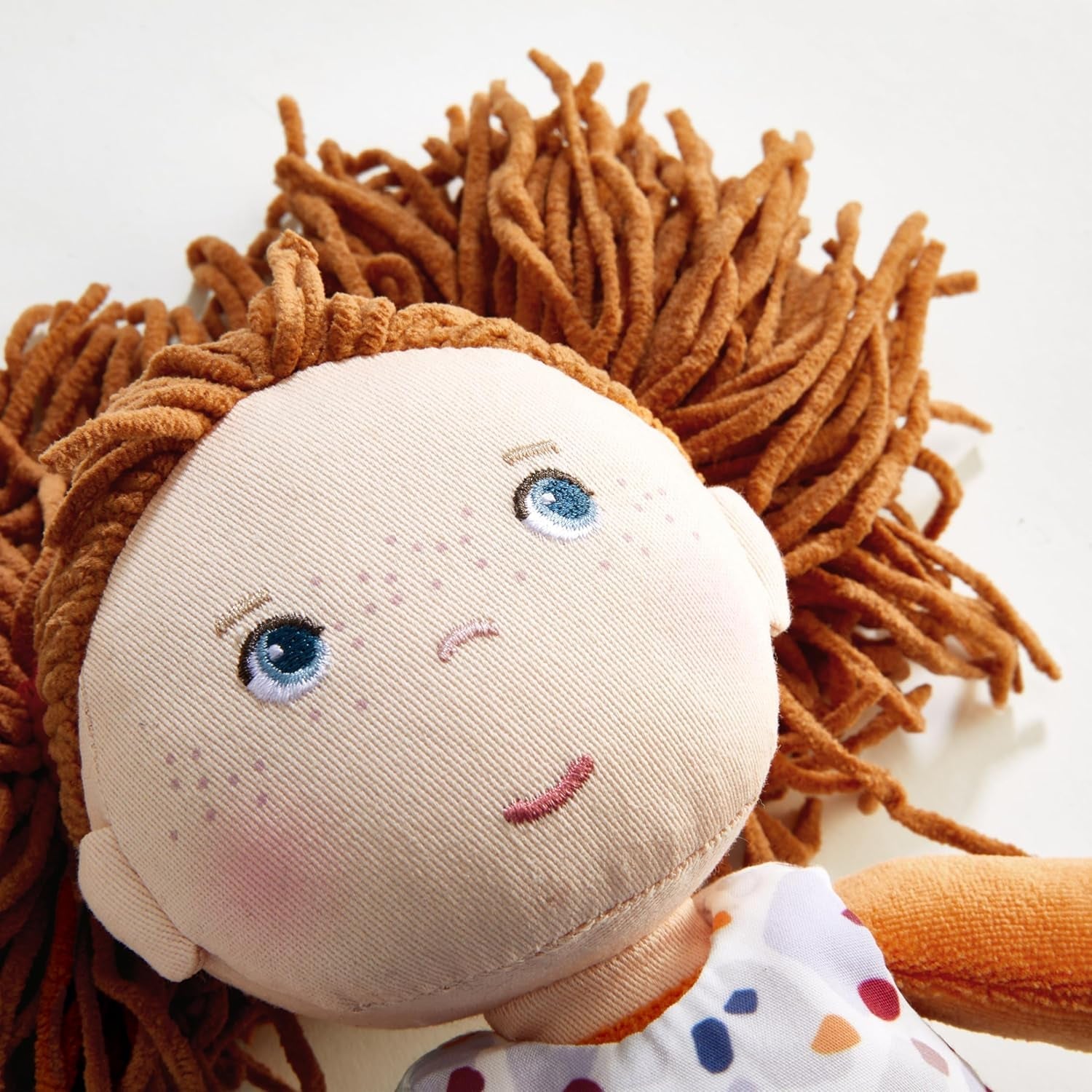 HABA Malou docka - 30 cm hög mjuk docka för att leka och kramas - Mjuka och tvättbara material - Idealiskt alternativ till plyschdockor - Lämplig för barn från 1,5 år - 2010818001