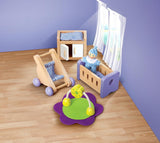 Hape babyrum - dockrumsset i trä, möbler för babydockor, tillbehör till dockskåp för småbarn, babyrum i miniatyr med gunga och tillbehör, rollspel för 3 år