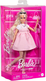 Barbie Deluxe Style docka nr. 3 med Barbiecore-outfit, blont hår i en hög knull, pastellrosa klänning med överdimensionerad rosett och accessoarer som nätstrumpbyxor, HYV27