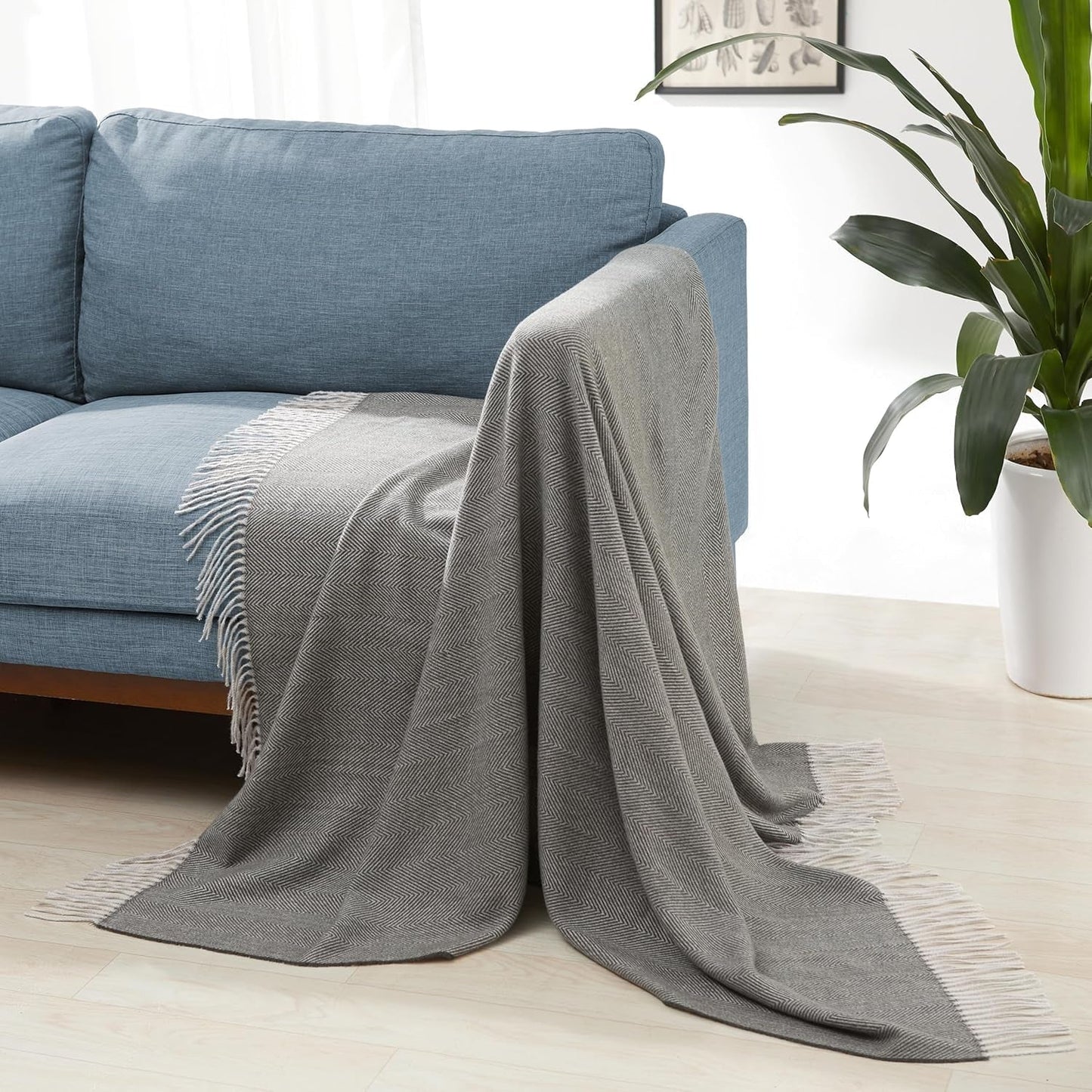 Amazon Basics Sängfilt, lätt, återvunnen polyester, rumsdekor Mysig filt, 127 X 152 Cm, elfenbensvit med blått mönster Ruta sängar och filtar Besuche den Amazon Basics-Store Mörkgrå och ljusgrå fiskbensmönster