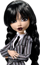 Monster High onsdagsdocka och tillbehör onsdag Addams samlarfigur i Nevermore Academy Uniform med iskall hand och ryggsäck dockställ HXJ04 Naty Shop Dolls