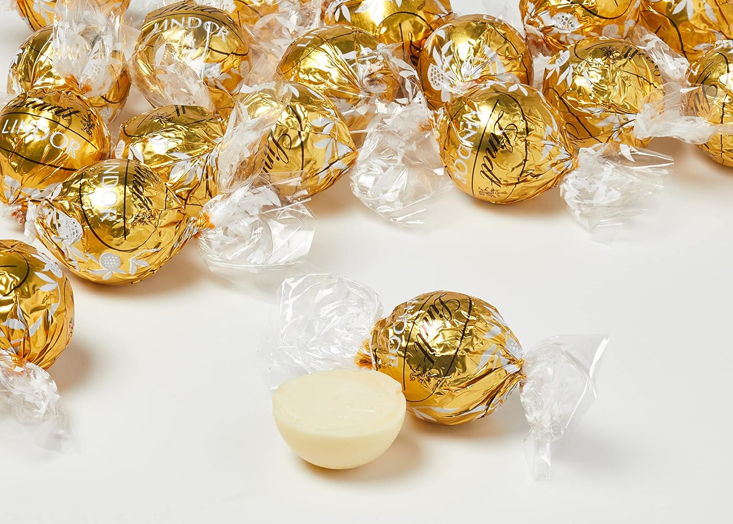 Lindt vita chokladbollar LINDOR | 137g påse | Ca. 10 vita chokladbollar med smält-i-mun-fyllning | Choklad presentset | Chokladpresentset (paket med 2)