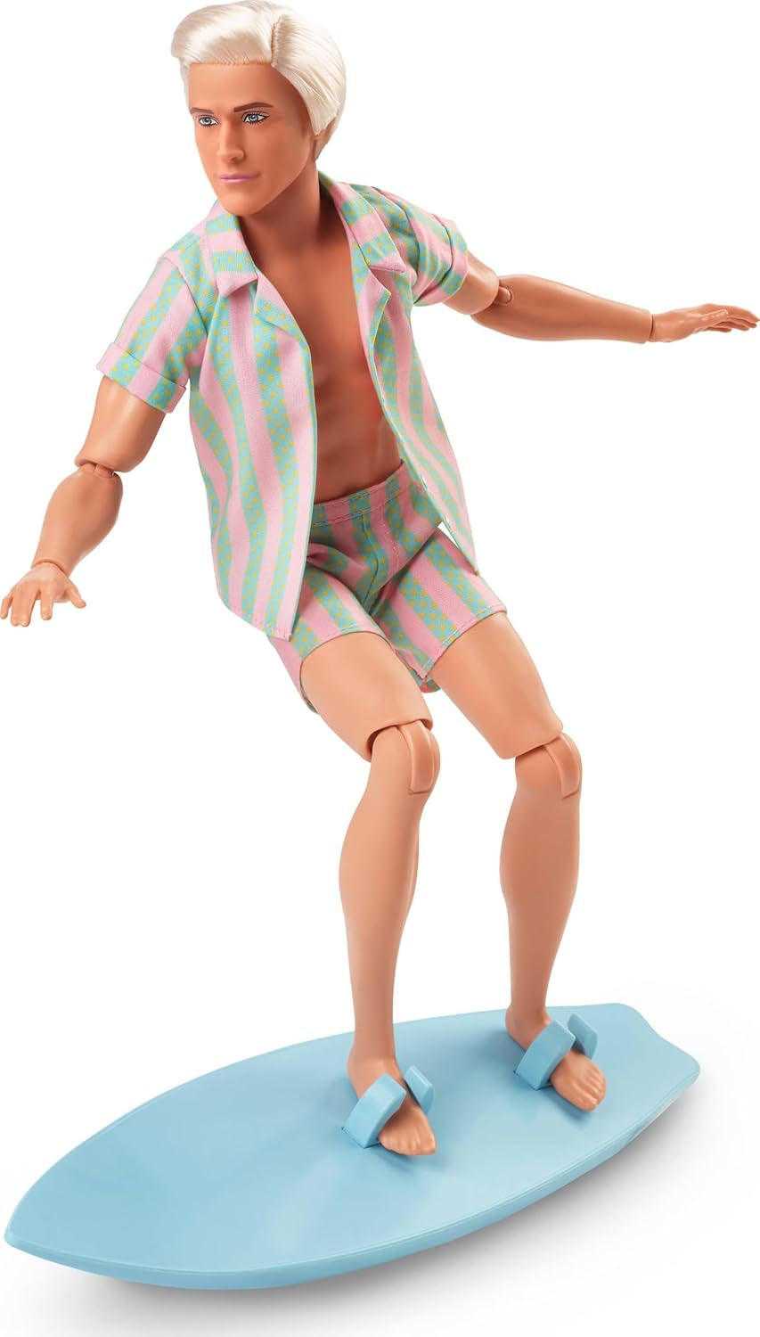 Barbie Movie Ken Barbie Doll i pastellrosa och grönrandiga strandkläder, surfbräda och vita sneakers, JBJ54