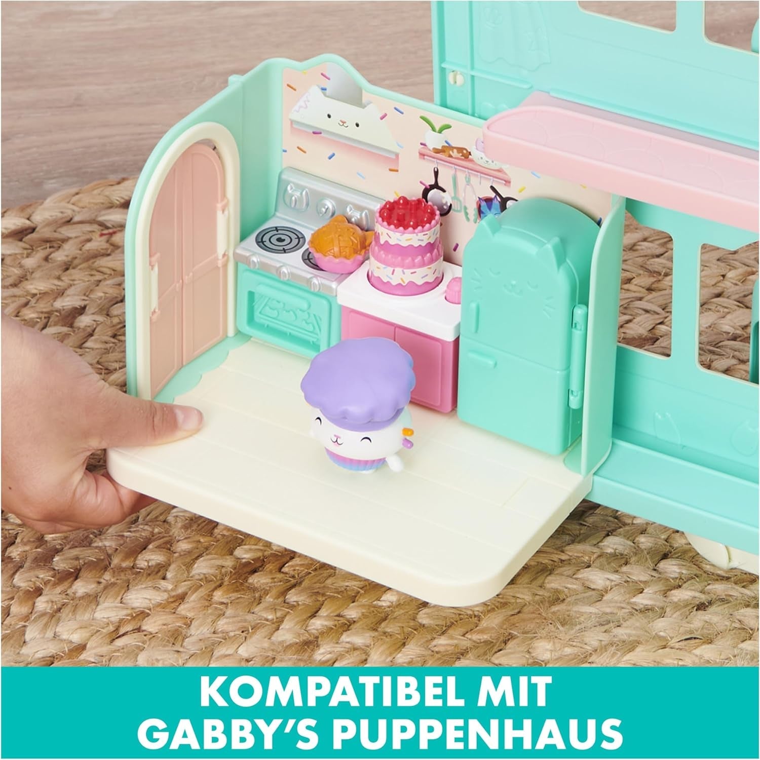 GABBY'S DREAMWORKS DOLLS HOUSE - Deluxe Room, Cakey Confectionery, Kuchi Kitchen (rumänska: Cakey), 3 möbler och 2 överraskningslådor med tillbehör, lämplig för barn från 3 år och uppåt