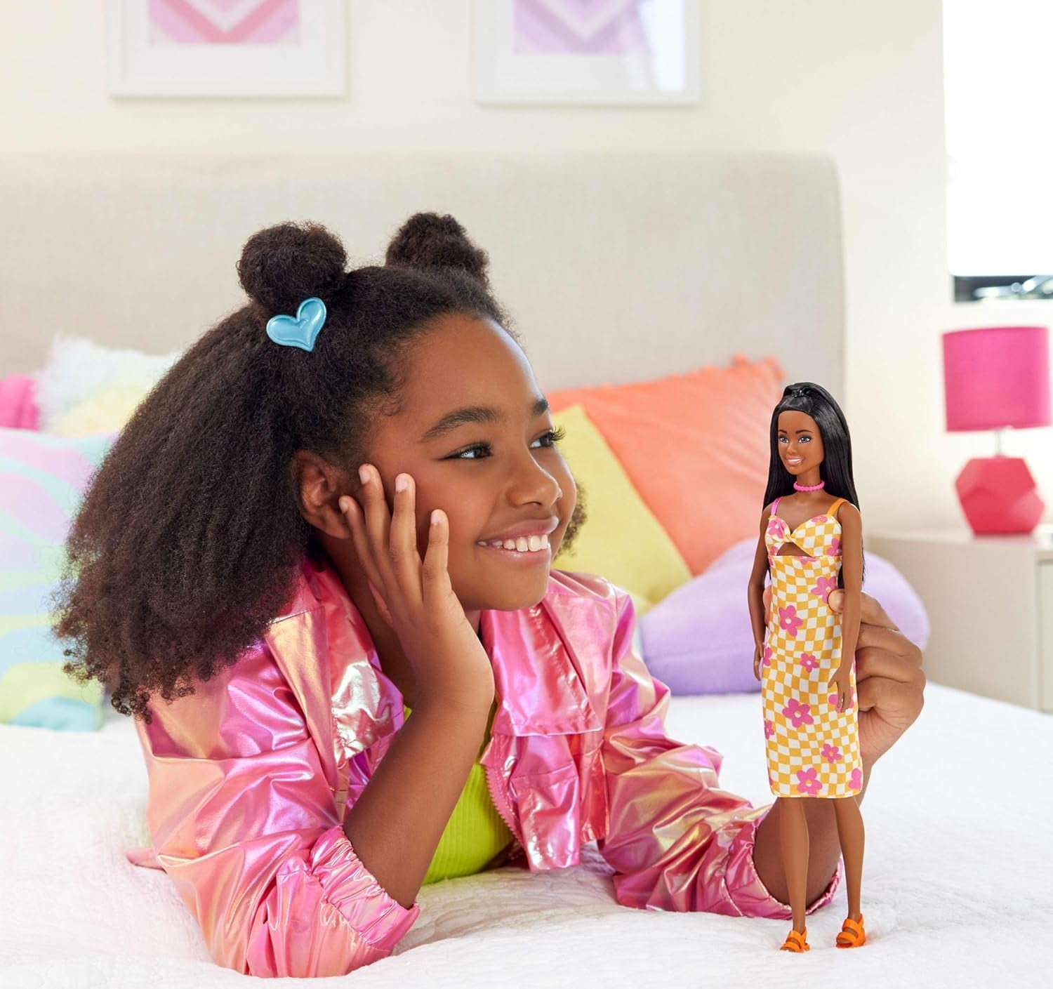 Barbie Fashionistas docka nr. 233 med svart hår, orange rutig midiklänning med rosa blommor, halsband och sandaler, HYT91