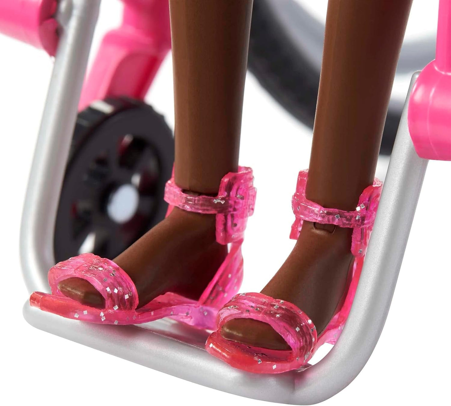 Barbie Fashionistas Svart hår Färgglad jumpsuit Rullstolsramp Rullstolsdocka ingår Presentleksak för barn Ålder 3+ HJT14
