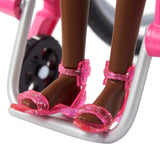 Barbie Fashionistas Svart hår Färgglad jumpsuit Rullstolsramp Rullstolsdocka ingår Presentleksak för barn Ålder 3+ HJT14