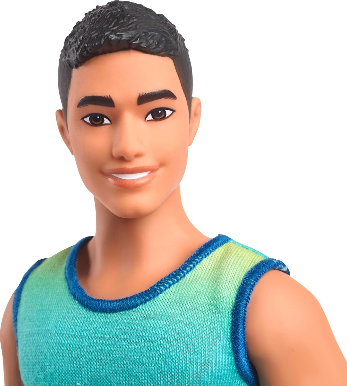 Ken Barbie Fashionistas docka nr. 236 med svart hår, teal ombré linne, jeansshorts och silver sneakers, HYV00