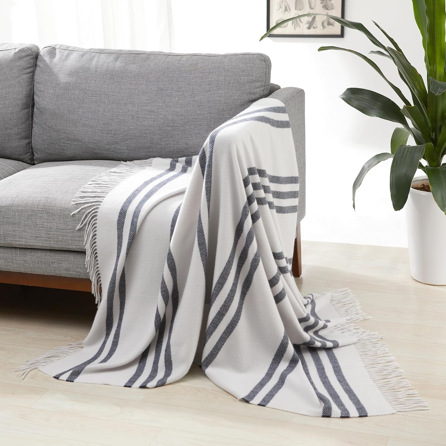 Amazon Basics Sängfilt, lätt, återvunnen polyester, rumsdekor Mysig filt, 127 X 152 Cm, elfenbensvit med blått mönster Ruta sängar och filtar Besuche den Amazon Basics-Store Ljusgrå med blå ränder