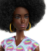 Barbie Fashionistas Svart hår Färgglad jumpsuit Rullstolsramp Rullstolsdocka ingår Presentleksak för barn Ålder 3+ HJT14