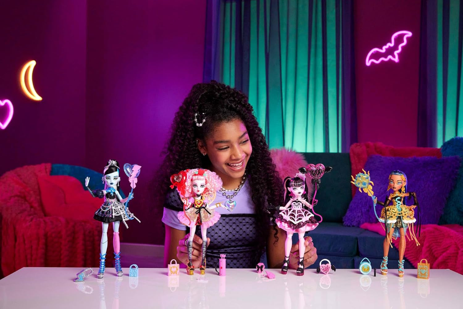 Läskig och söt Monster High födelsedagsdocka Draculaura i en rosa festklänning med tillbehör med teman som inbjudan, ballong, present, fans och mer, JBG74