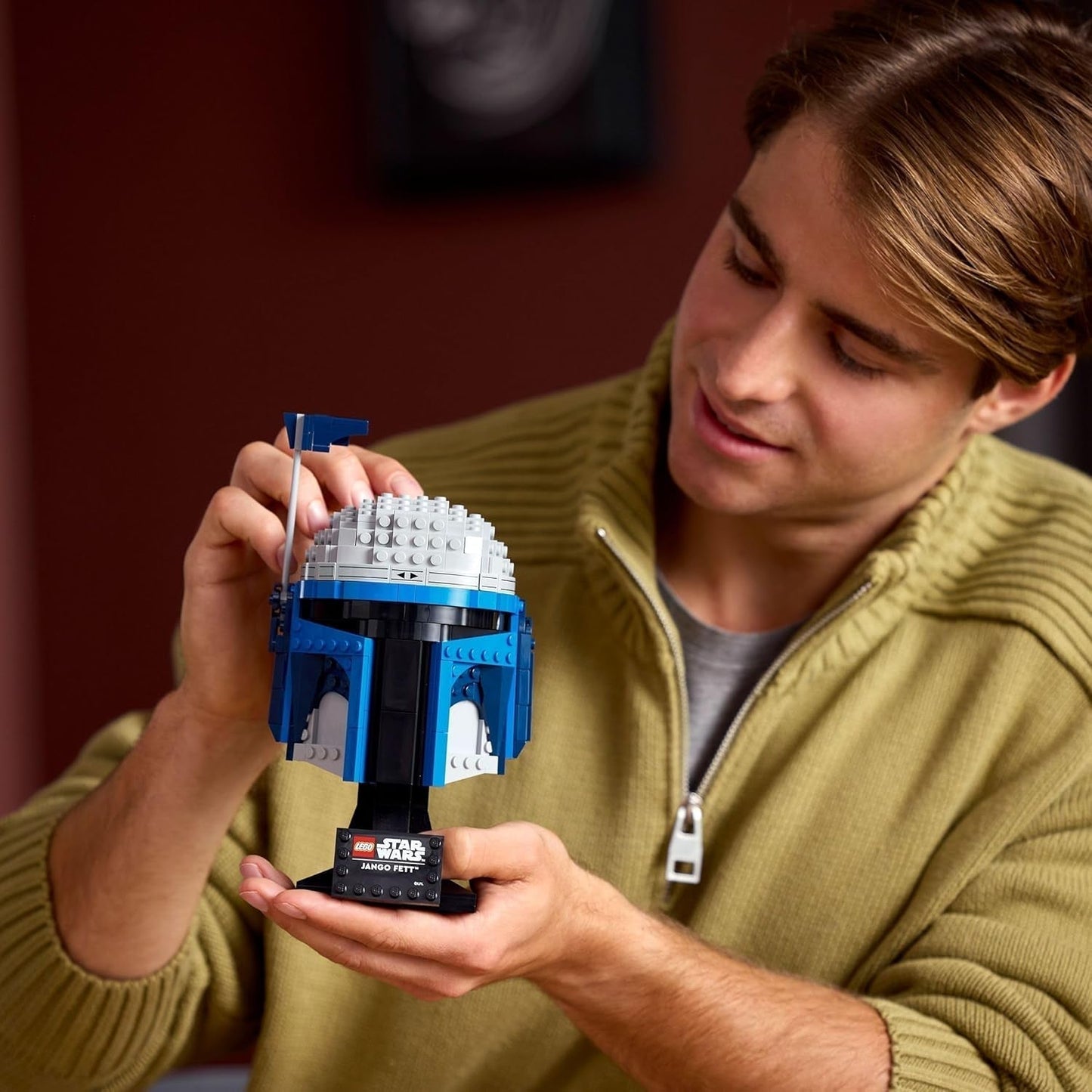 LEGO Star Wars 75408 Jango Fett hjälm - Mandalorian Byggset för vuxna - Modell med stativ, namnskylt och justerbar antenn - Present för Attack of the Clones Fans Byggset Besuche den LEGO-Store