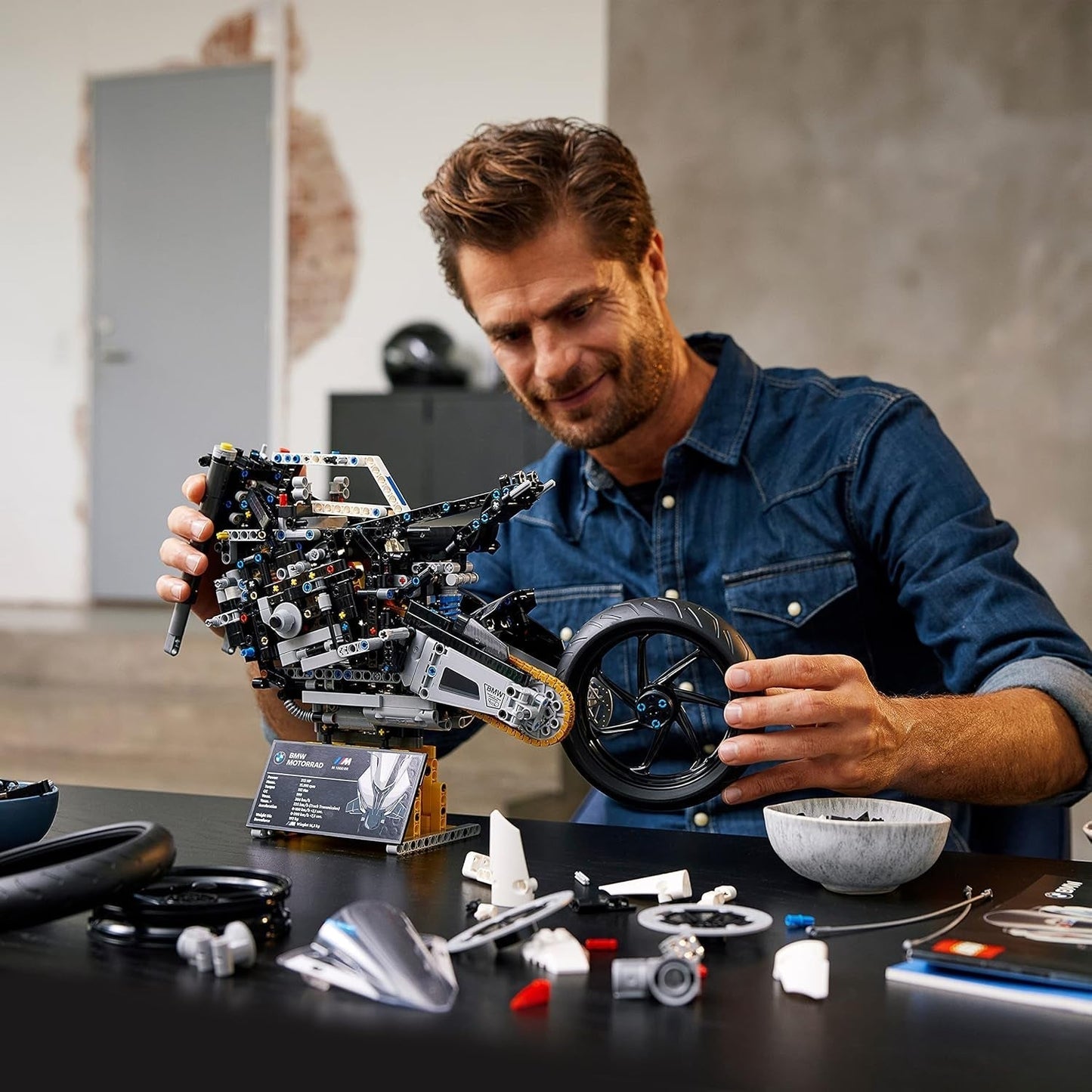 LEGO Technic BMW M 1000 RR Motorcykelmodell Vuxenmodellsats Set som hantverkspresent för män och kvinnor Hem- eller kontorsinredning 42130 Byggsatser Besuche den LEGO-Store