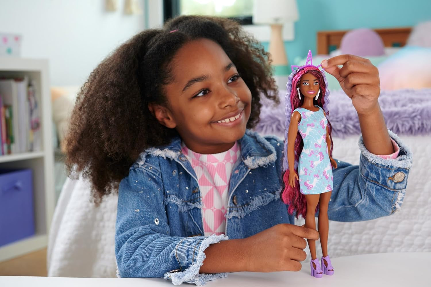Barbie Doll Roligt Snyggt hår med extra långt färgglatt svart hår och gnistrande rosa klänning 10 frisyrer och modeaccessoarer JDC86